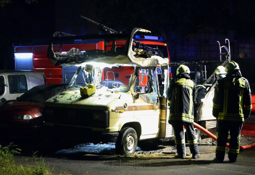 Auto 1 Wohnmobil ausgebrannt Koeln Gremberg Kannebaeckerstr P5414.JPG - Miklos Laubert